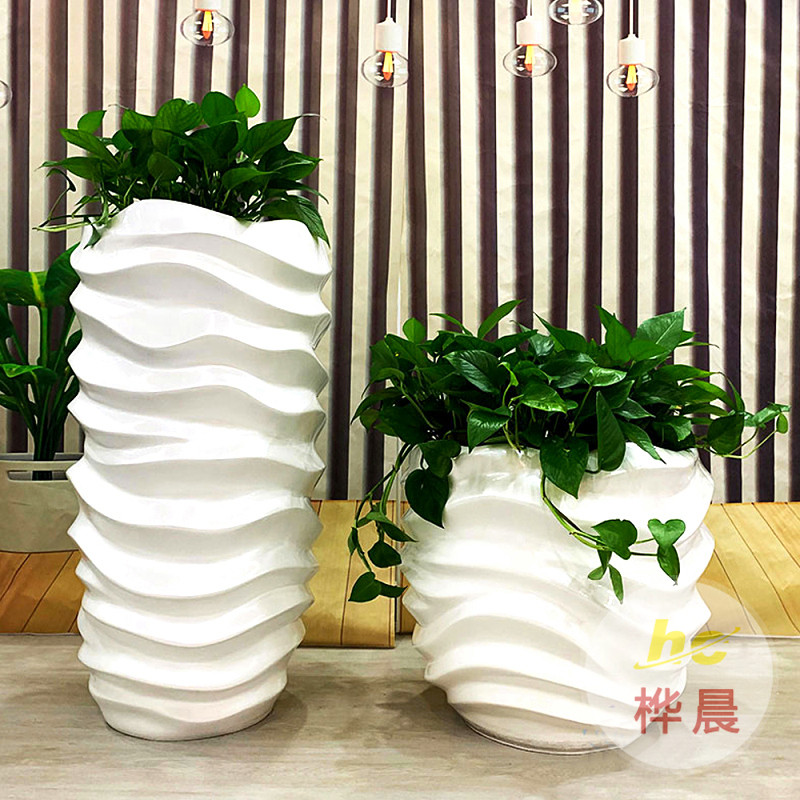 深圳玻璃鋼雕塑在城市不同地方該選擇放置不同類(lèi)型